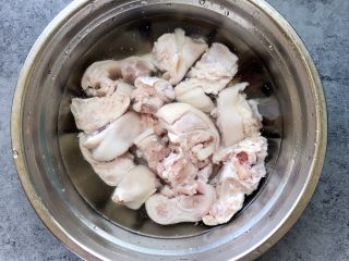 1、香辣猪蹄,猪蹄1个斩小块，清水多浸泡几次中途换去血水，清洗干净