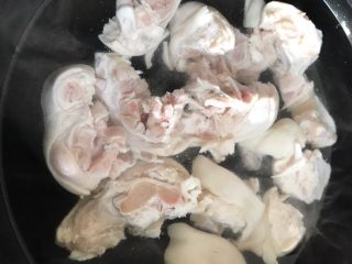 2、香辣猪蹄,锅中水烧热，猪蹄放进去煮3-5分钟