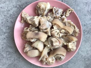 3、香辣猪蹄,去除浮沫，控水装盘备用