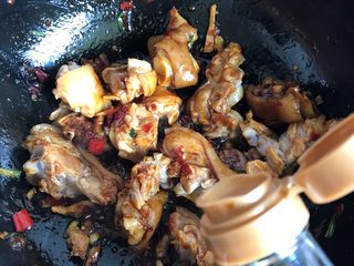 7、香辣猪蹄,猪蹄放进去翻炒，加半勺生抽