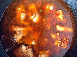 12、香辣猪蹄,翻炒均匀加热水没过猪蹄