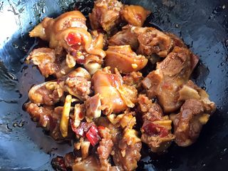 13、香辣猪蹄,大火烧开小火焖至猪蹄熟透即可