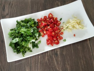 3、 凉拌银针菇,将大蒜切末，辣椒切圈，葱香菜切末