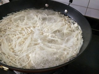 4、 凉拌银针菇,起锅烧水，水开后放入针菇焯烫3~5分钟。个人觉得焯3分钟刚好