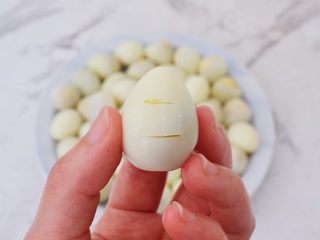 5、香辣啤酒鹌鹑蛋,然后在鹌鹑蛋表面划两刀，这样煮的时候更入味