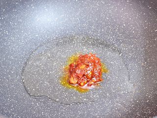 6、香辣啤酒鹌鹑蛋,锅中倒入适量的食用油烧热，放入豆瓣酱