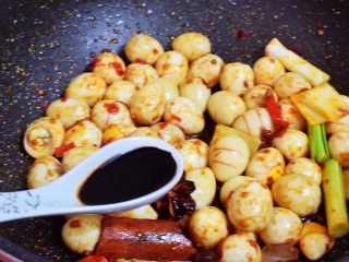 12、香辣啤酒鹌鹑蛋,加入老抽