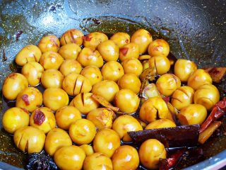 18、香辣啤酒鹌鹑蛋,煮至汤汁浓稠时关火盛出即可