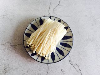 4、低脂菌菇汤,金针菇去掉老根清洗干净沥干水分备用