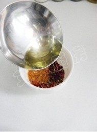 2、香拌鸡丝,淋入适量热油