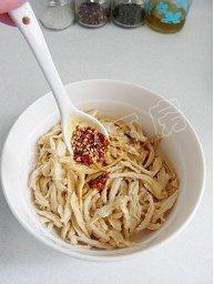 10、香拌鸡丝,淋入辣椒油