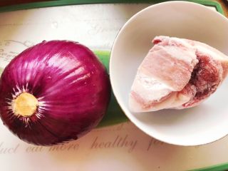 1、蚝油洋葱炒肉,五花肉日前取出解冻，新鲜的提前冷冻一会，更容易切出薄片