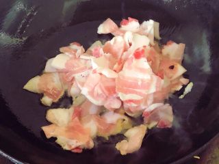 5、蚝油洋葱炒肉,放入五花肉小火煸炒