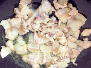 6、蚝油洋葱炒肉,变色后继续炒，直到锅里油明显变多。肥肉里的油脂都煸出来，菜更香，肉也不会腻。