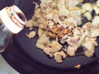 7、蚝油洋葱炒肉,加一勺生抽