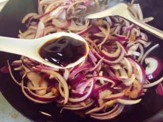 11、蚝油洋葱炒肉,一大勺蚝油