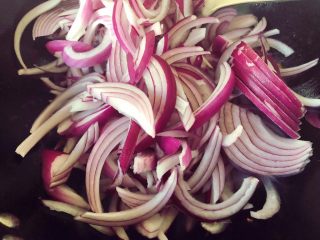 9、蚝油洋葱炒肉,直接倒入洋葱翻炒