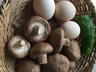 1、香菇炒鸡蛋,准备食材。