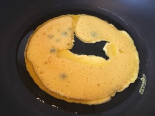 4、香菇炒鸡蛋,热锅热油倒入蛋液。