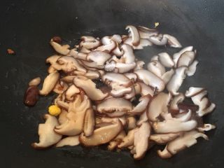 6、香菇炒鸡蛋,热锅热油放入香菇片翻炒。