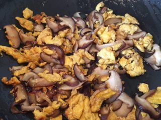 9、香菇炒鸡蛋,放入生抽、老抽、甜面酱、糖和料酒，并加少量水大火翻炒二分钟。