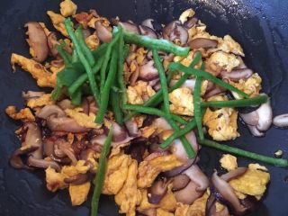 10、香菇炒鸡蛋,放入青椒丝翻炒均匀出锅。