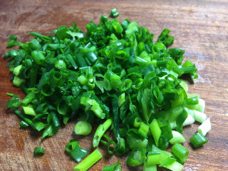 3、小葱炒鸡蛋,小葱切碎