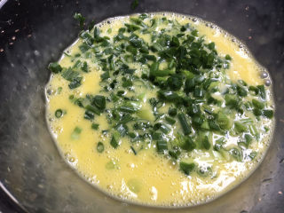 6、小葱炒鸡蛋,加入葱花