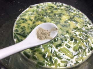 8、小葱炒鸡蛋,加少许白胡椒