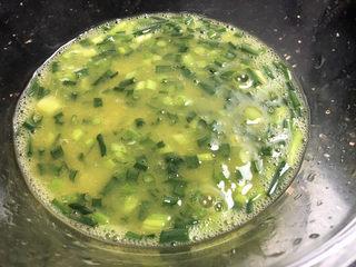 9、小葱炒鸡蛋,搅拌均匀