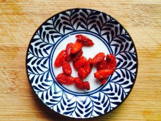 6、营养滋补+白萝卜筒骨汤,枸杞洗干净浸泡五分钟后沥干水分