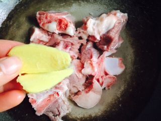 8、营养滋补+白萝卜筒骨汤,放入姜片