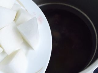 18、营养滋补+白萝卜筒骨汤,待高压锅气阀消气打卡锅盖倒入白萝卜