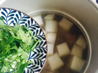 22、营养滋补+白萝卜筒骨汤,待气阀消气再打开盖子放入香菜