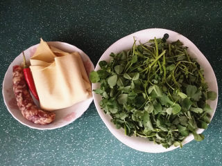 1、苜蓿香肠百叶卷,备好食材