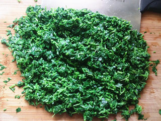 4、苜蓿香肠百叶卷,放至案板上用刀剁碎、挤干水分放入一个干净的容器中