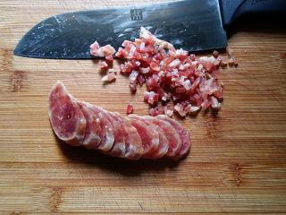 6、苜蓿香肠百叶卷,捞出先切片、再切成碎丁