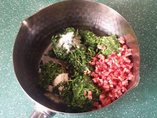 7、苜蓿香肠百叶卷,与苜蓿一起放入容器中、加食盐、白糖和鸡粉