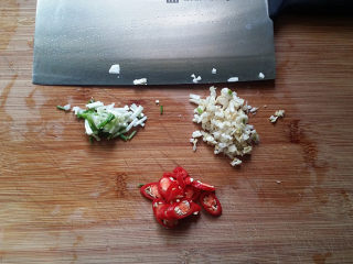 8、苜蓿香肠百叶卷,将葱蒜及杭椒清洗干净后切沫、切片