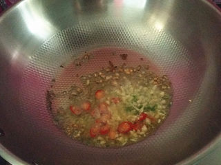 9、苜蓿香肠百叶卷,炒锅加热倒入菜籽油、下葱蒜杭椒沫爆香