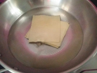 12、苜蓿香肠百叶卷,炒锅水开加点食盐、放入切好的豆皮焯烫去除豆腥味后捞出