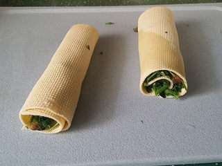 14、苜蓿香肠百叶卷,然后自下向上卷成卷、分一个大卷、一个小卷