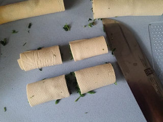 15、苜蓿香肠百叶卷,全部卷好后再用刀切成小段