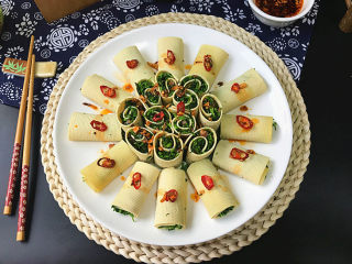 16、苜蓿香肠百叶卷,按自己喜欢的造型码入盘中、这样豆皮卷就完成了