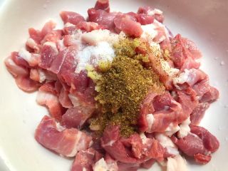 5、正宗小酥肉,把肉清洗干净，沥干水切成小块，切好放入碗里，姜也洗净切成末放入碗里，再放入适量盐，适量花椒粉，用手抓匀，腌制10分钟。（肉最好要带一点肥，这样做出来的酥肉比较好吃）