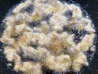 7、正宗小酥肉,锅里放入1000ml食用油，烧至八成热，把肉一块一块放入锅里，炸制肉块酥脆为止。