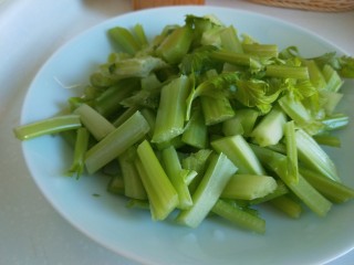 1、新文美食  麻辣椒香爆炒西芹,西芹洗干净切成段。