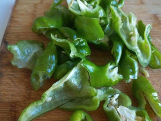 2、新文美食  麻辣椒香爆炒西芹,螺丝椒洗干净用手摆成块。