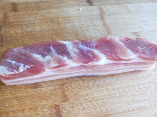 3、新文美食  麻辣椒香爆炒西芹,五花肉去皮切成片。