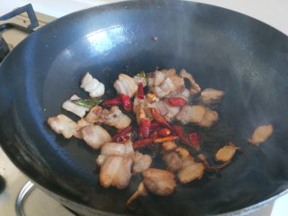 5、新文美食  麻辣椒香爆炒西芹,放入花椒，干辣椒炒香？